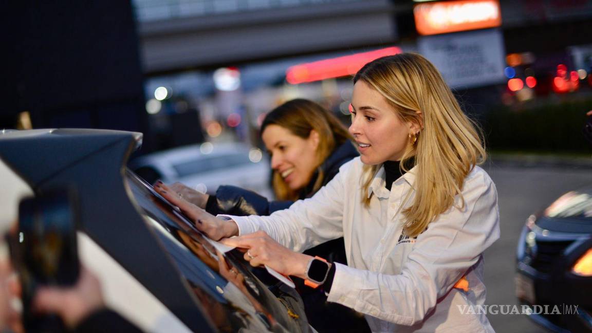 $!La pareja compartió en sus historias de Instagram su camino hacia Saltillo, a bordo de un vehículo Tesla.