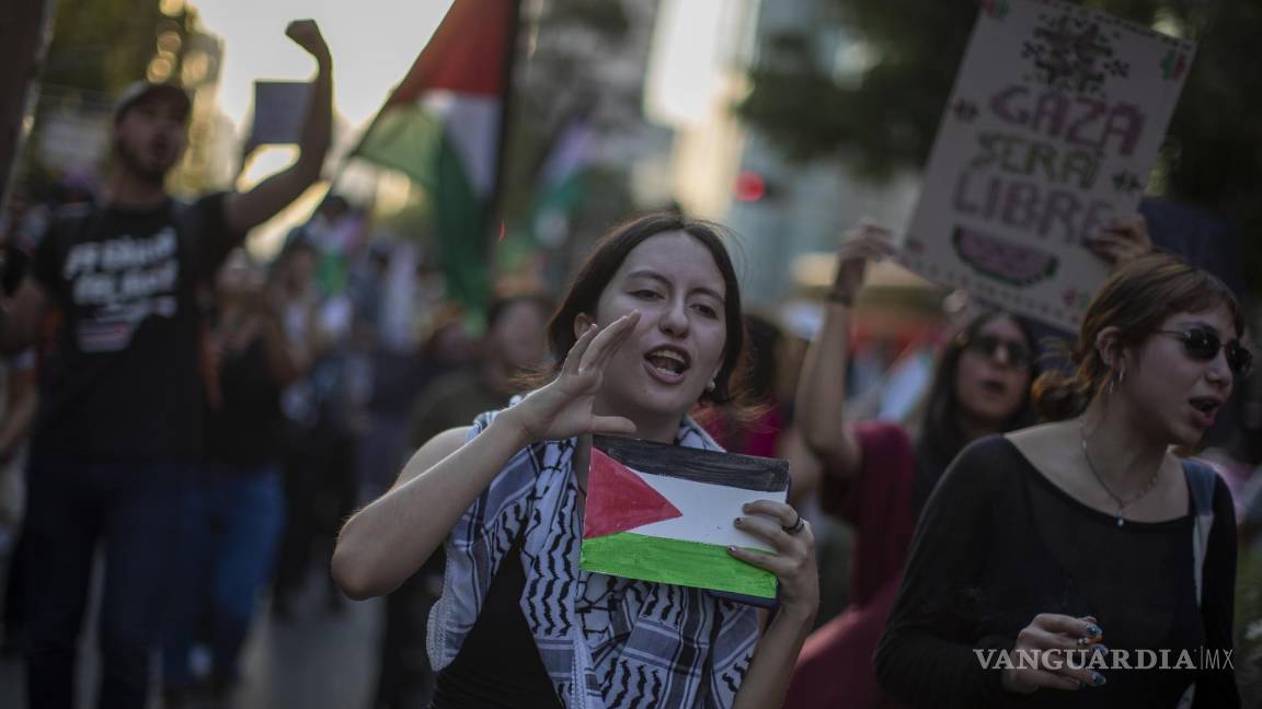 $!Miles de personas marchan en el monumento al Ángel de la Independencia al Zócalo, en Ciudad de México (México).