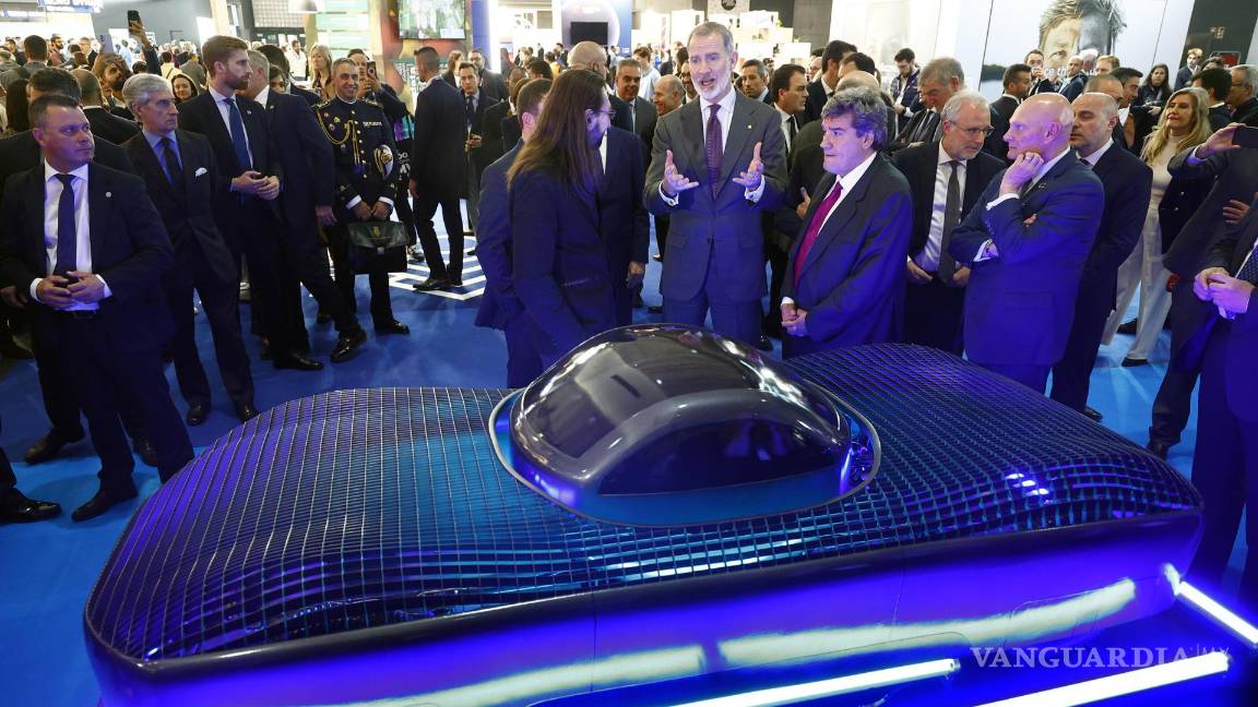 $!El rey Felipe VI observa un prototipo de un automóvil volador durante la jornada inaugural del MWC 2024 en Barcelona.