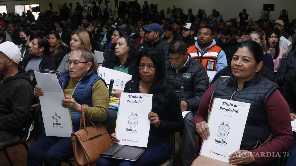 $!Vecinos de la colonia Eulalio Gutiérrez en Ramos Arizpe celebran la obtención de las escrituras de sus hogares tras años de espera.