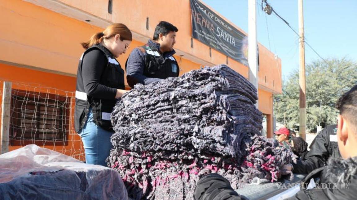 $!Elementos de la Policía Municipal acudieron a las instalaciones del Hospital General de Torreón, hasta donde llevaron alimentos y cobijas para familiares y pacientes.