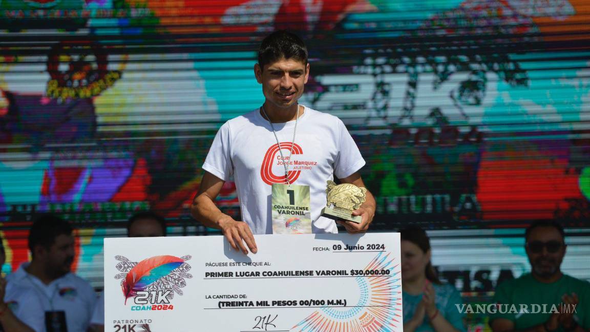 $!Tirso con su premio de la 21K.