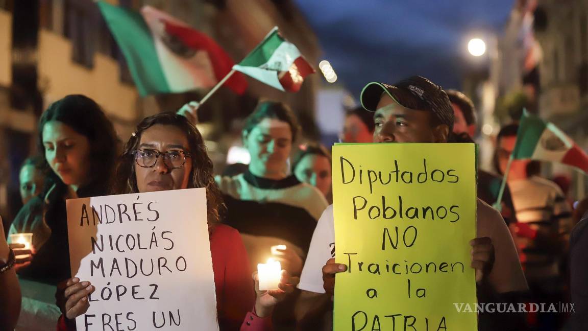 $!Personas se manifiestan a las afuera de las instalaciones del Congreso del Estado en la ciudad de Puebla (México).