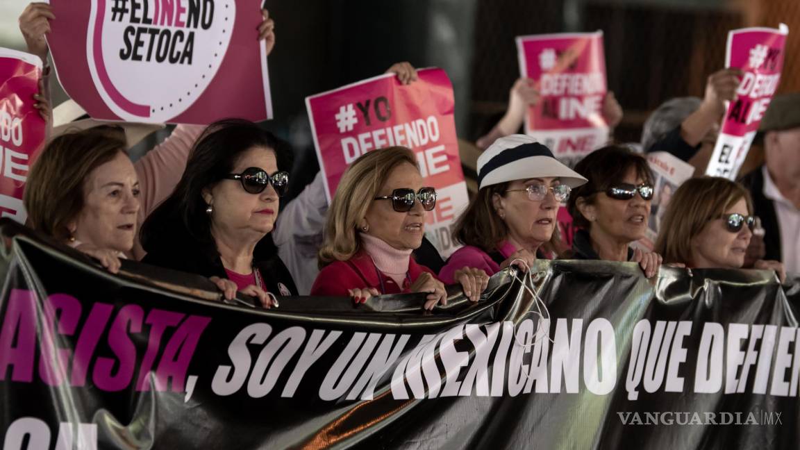 $!Decenas de personas marchan en defensa defensa del INE)y contra la polémica reforma electoral que impulsa Andrés Manuel López Obrador en Monterrey.