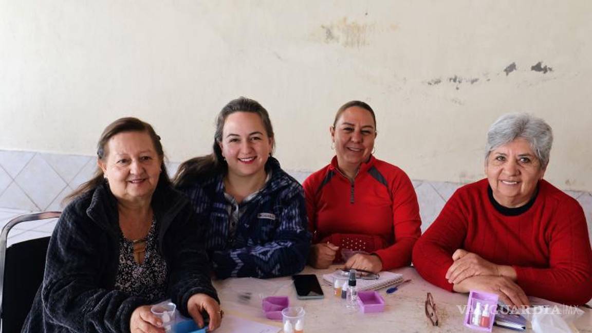 $!La mujeres de Arteaga participaron en el taller, donde aprendieron diversas técnicas de elaboración con ingredientes naturales.