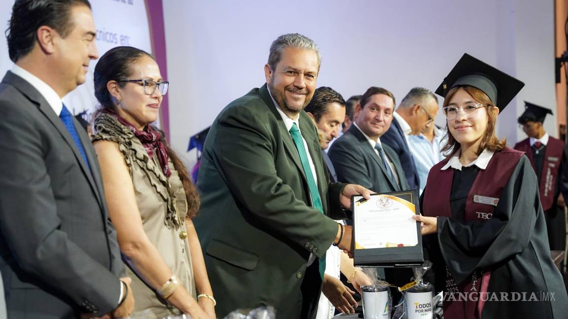 Becará Ramos Arizpe a estudiantes de alto rendimiento