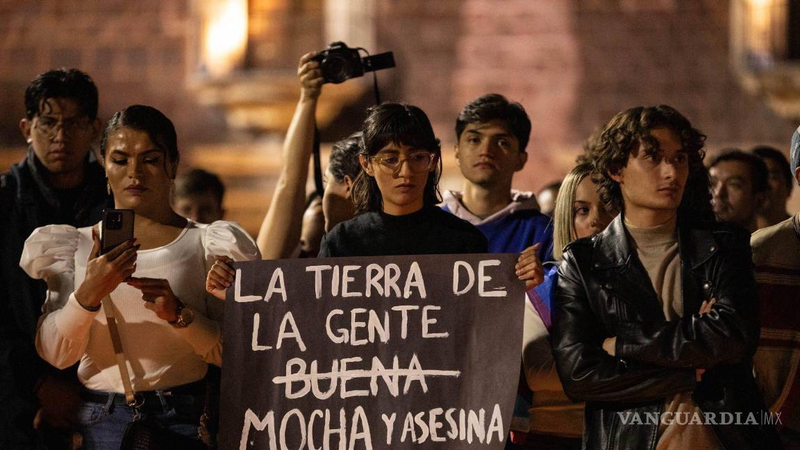 $!Cientos de personas se concentraron frente al Palacio de Gobierno de Aguascalientes para exigir justicia por el asesinato de Jesús Ociel Baena Saucedo.