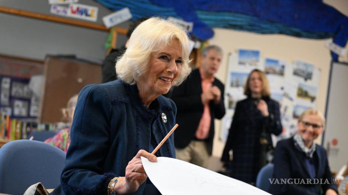 $!Camilla, la reina consorte, muestra la imagen que dibujó con los niños durante su visita a una escuela en Hamburgo, Alemania, el 31 de marzo de 2023.