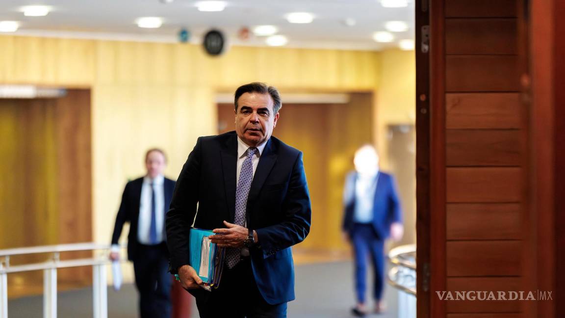 $!Margaritis Schinas, comisario de la UE para la Promoción de nuestro estilo de vida europeo, llega para asistir a una reunión del Colegio de Comisarios en Bruselas.