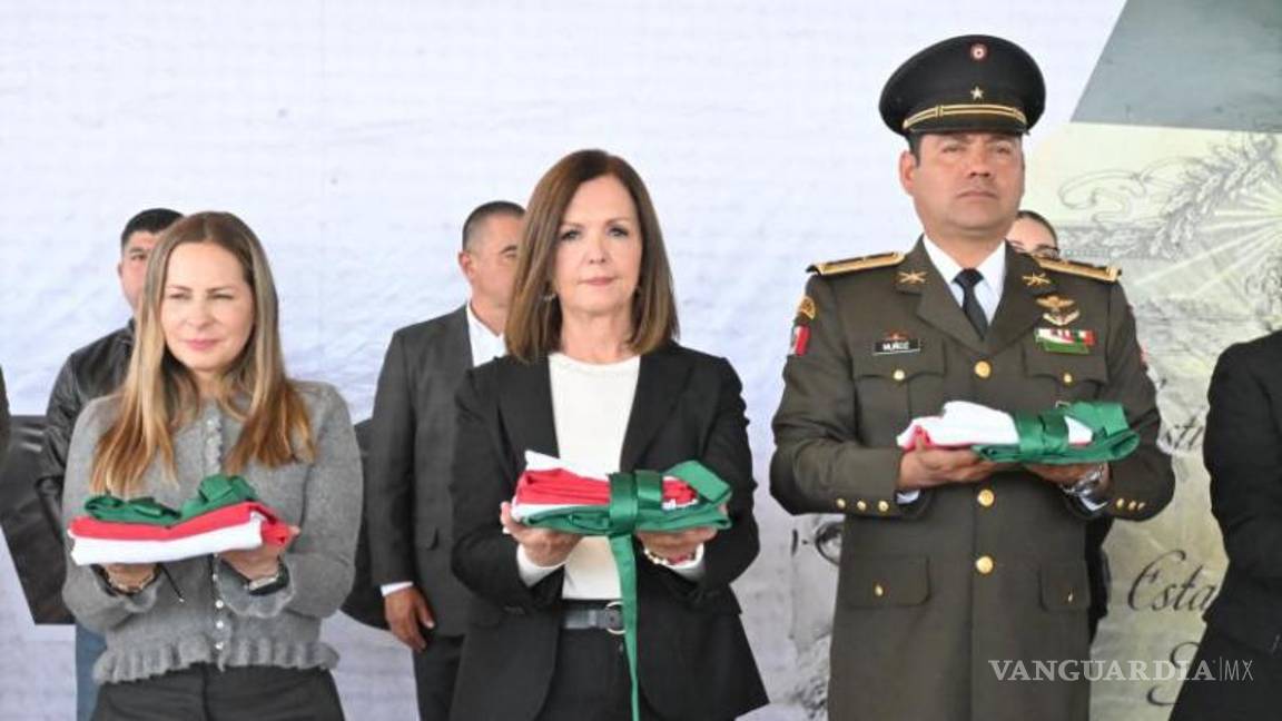 $!La alcaldesa de Ciudad Frontera encabezó la entrega de banderas.