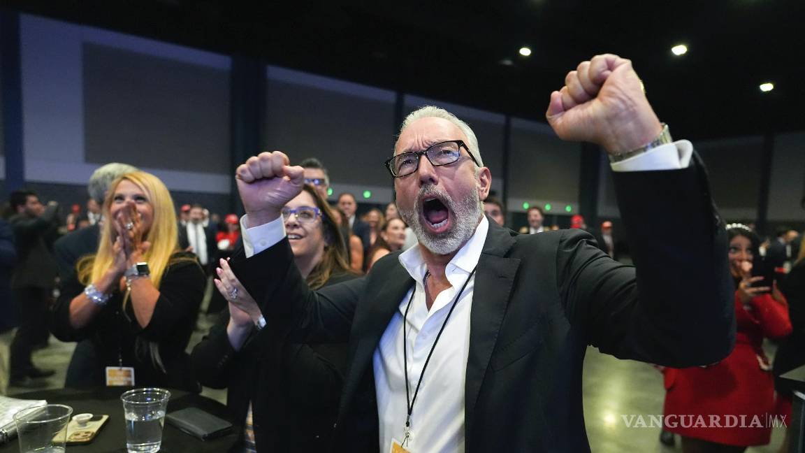 $!Matt Patella, de Boca Raton, Florida, reacciona a los resultados durante una fiesta para ver las elecciones del candidato presidencial republicano Donald Trump.