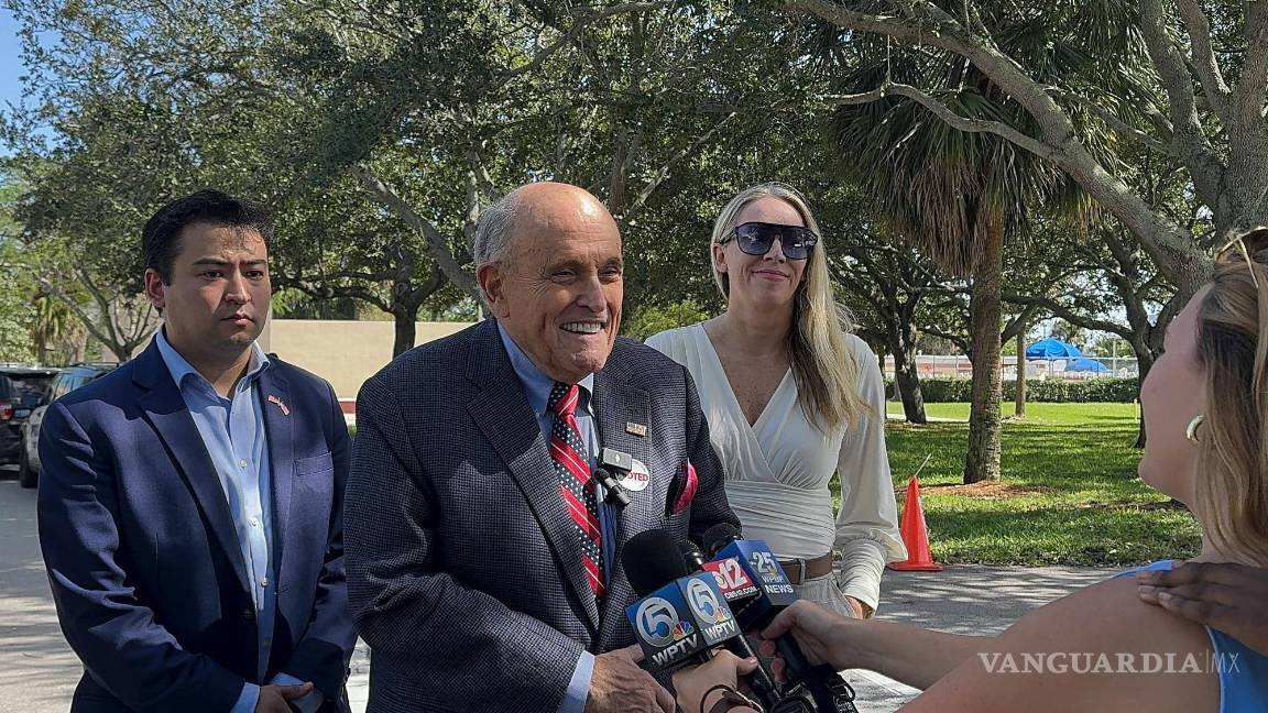 $!Rudy Giuliani habla con los periodistas después de votar en Gaines Park y Community Center en West Palm Beach, Florida, el jueves 31 de octubre de 2024.