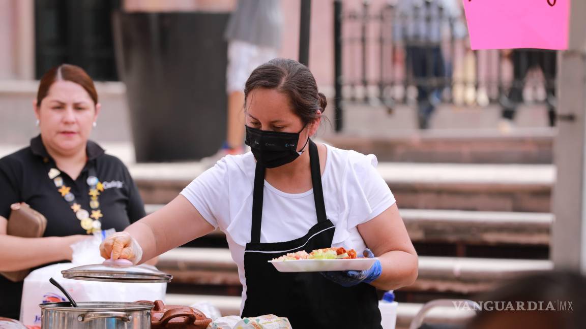 $!Las Cocineras Tradicionales de Arteaga preparan con dedicación los platillos que han sido parte de la cultura gastronómica de la región por generaciones.