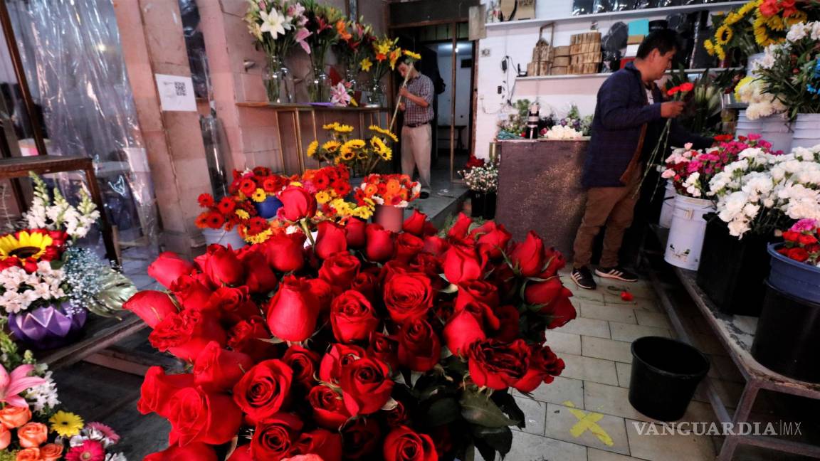 $!Los comerciantes han preparado los precios para las docenas de rosas, las cuales llegaron a costar hasta los 200 pesos, lo que significa un aumento del 50 por ciento.