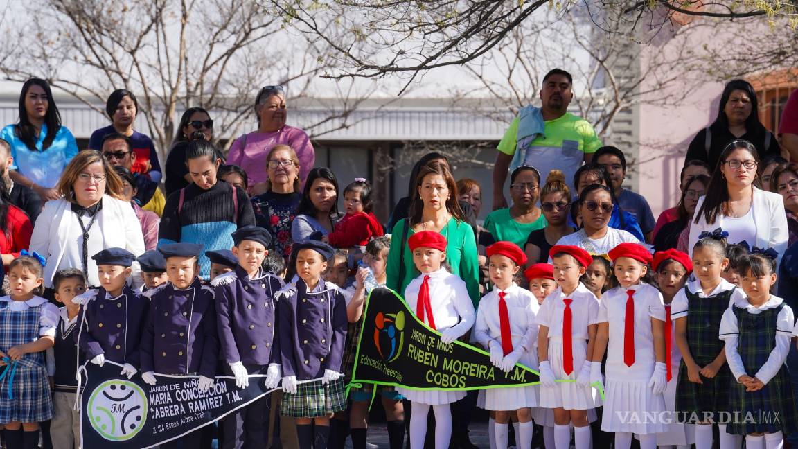 Rinden homenaje a la Bandera en acto de incineración y abanderamiento en Ramos Arizpe