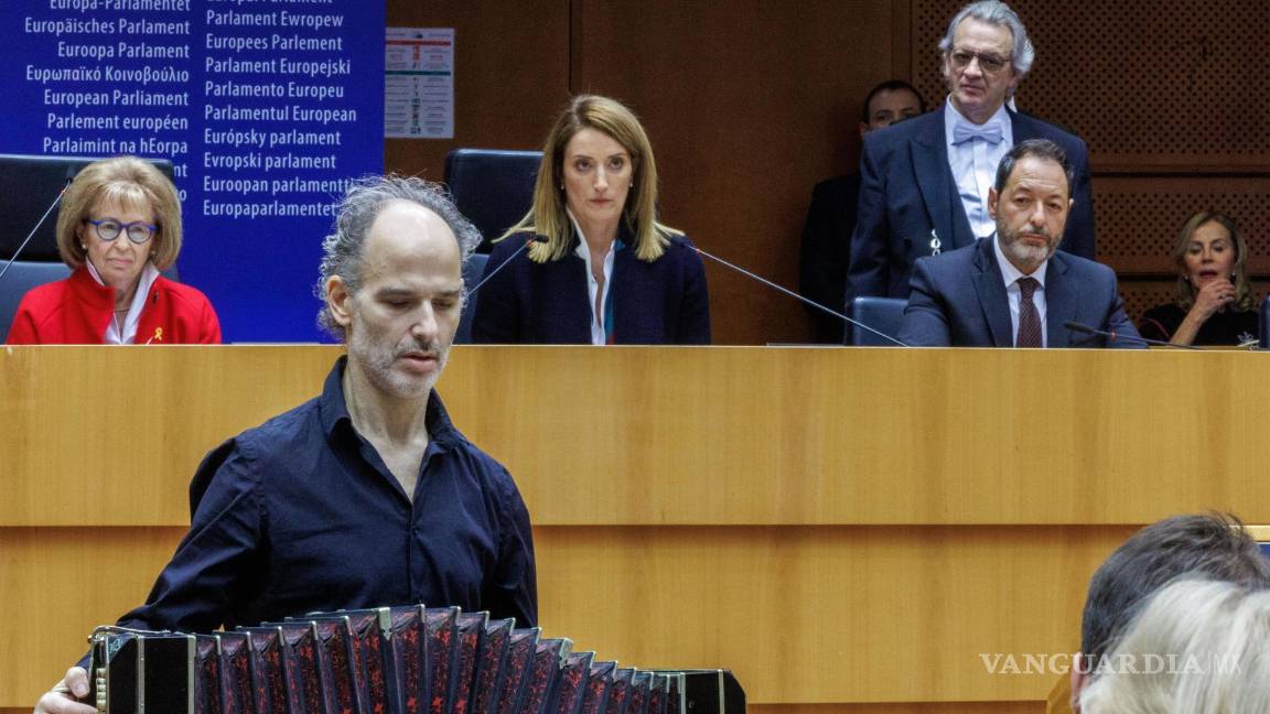 $!Un músico toca su acordeón durante en el Parlamento Europeo presidido por Roberta Metsola (centro), junto a la sobreviviente del holocausto Irene Shashar (i).