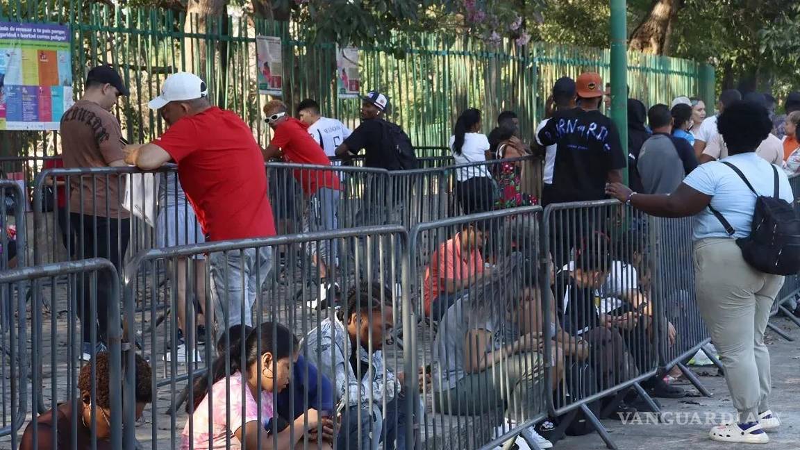 $!Migrantes hacen fila para solicitar asilo este lunes, en Tapachula, Chiapas. Tras medidas migratorias de Trump, miles de migrantes buscan asilo en sur de México.