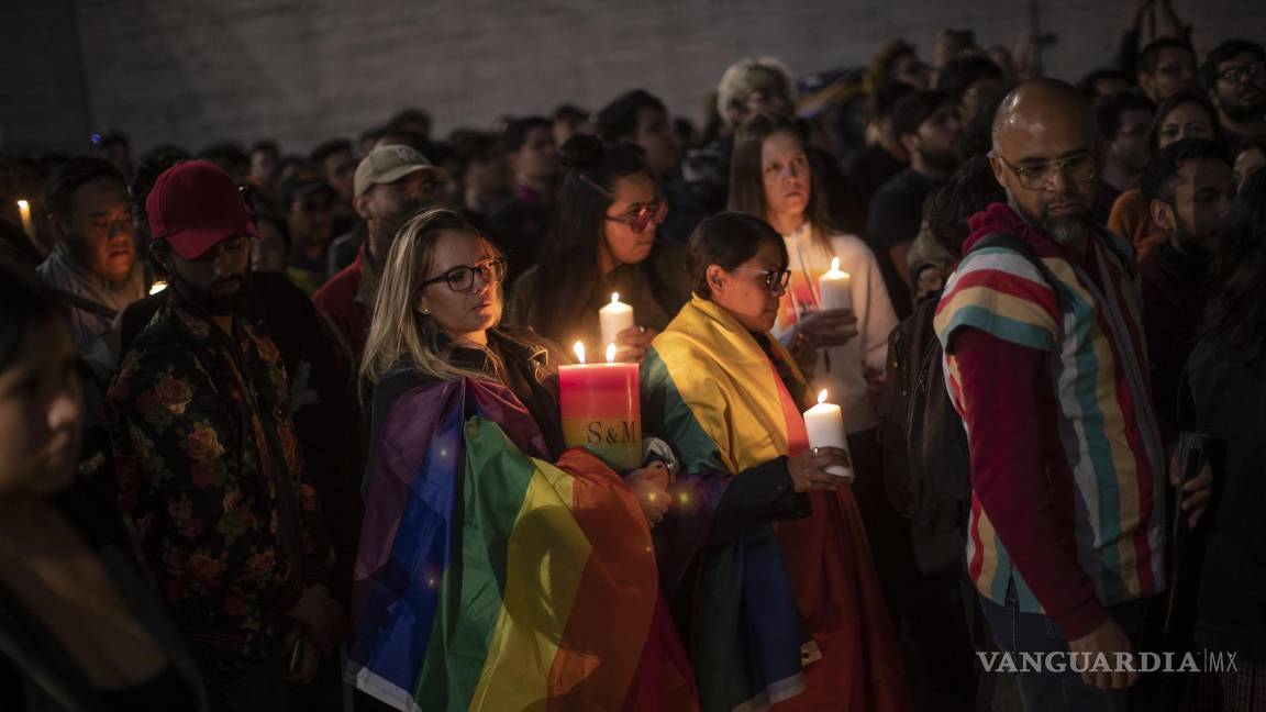 $!Activistas de la comunidad LGBT protestan con una vigilia para exigir justicia por el asesinato del Magistrade Jesús Ociel Baena en la Ciudad de México (México).