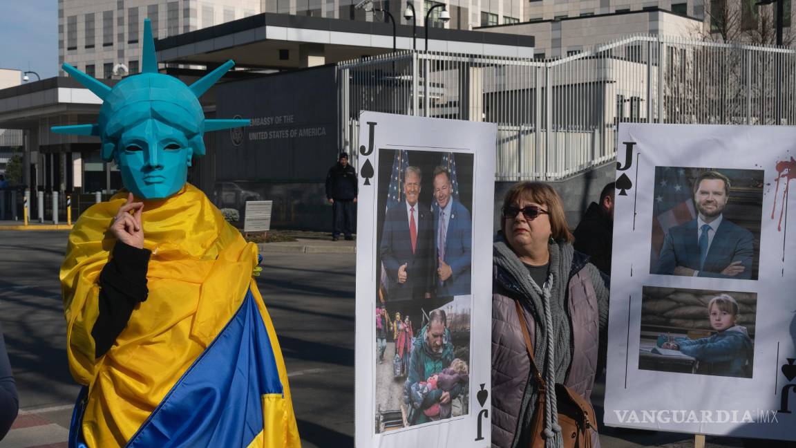 $!Protesta contra la política del presidente Donald Trump respecto a Ucrania frente a la embajada de Estados Unidos en Kiev, Ucrania.