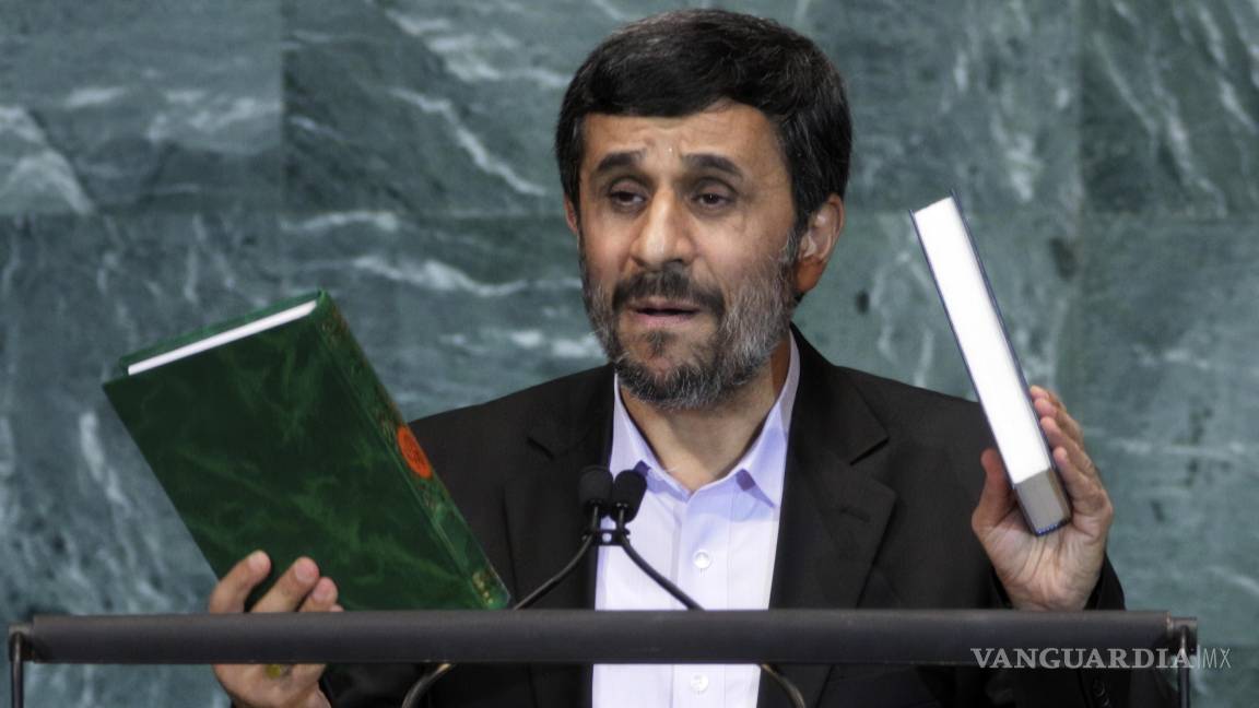 $!El presidente de Irán, Mahmoud Ahmadinejad, sostiene copias del Corán, izquierda, y de la Biblia, derecha, mientras habla en la 65ta sesión de la Asamblea General de Naciones Unidas.