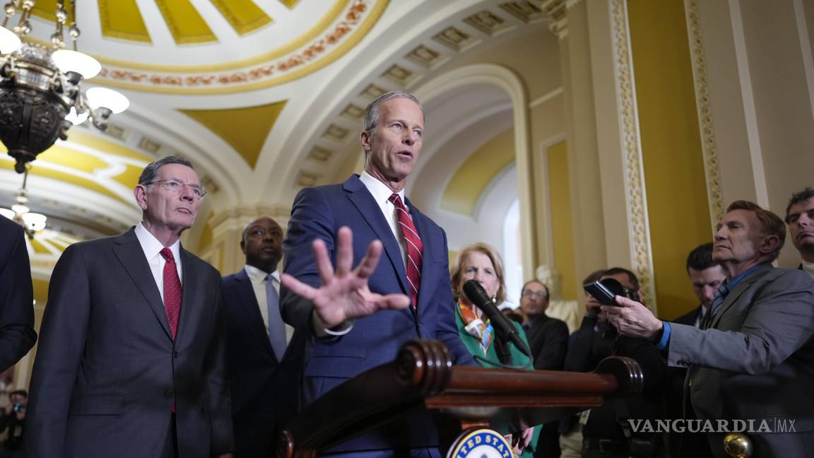 $!El líder de la mayoría del Senado, el republicano John Thune, habla con la prensa antes de los anuncios del presidente Donald Trump sobre aranceles en el Capitolio.