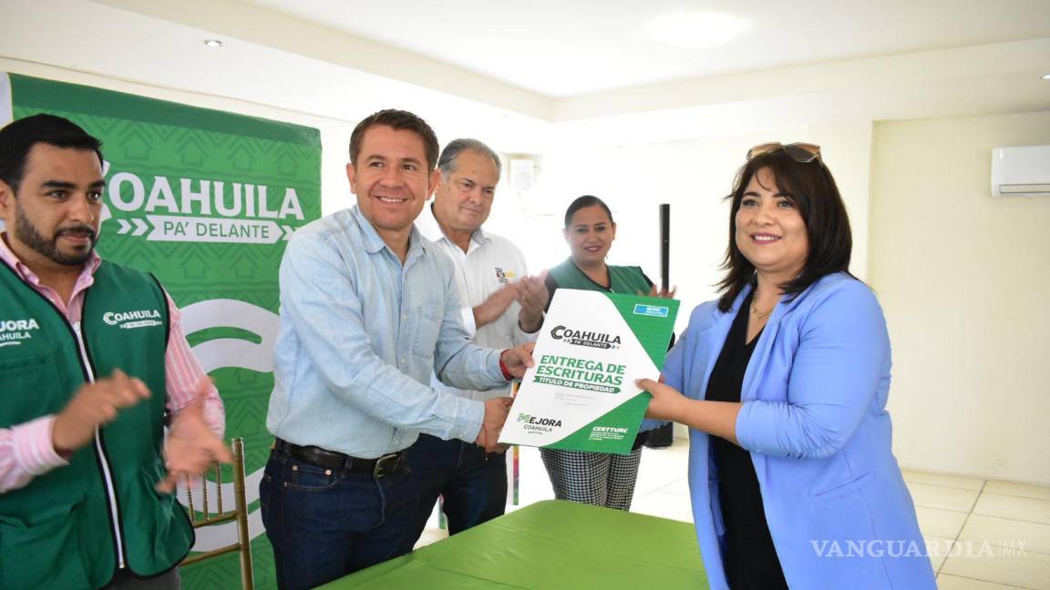 Autoridades dan certeza jurídica a familias de San Buenaventura con entrega de escrituras