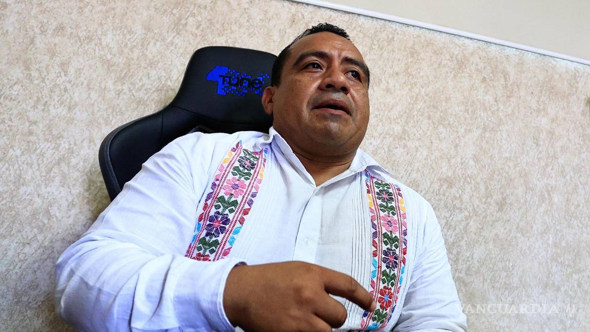 $!Freddy Martínez Pastrana, damnificado tras el paso del huracán 'Otis', habla durante una entrevista con EFE en Acapulco.