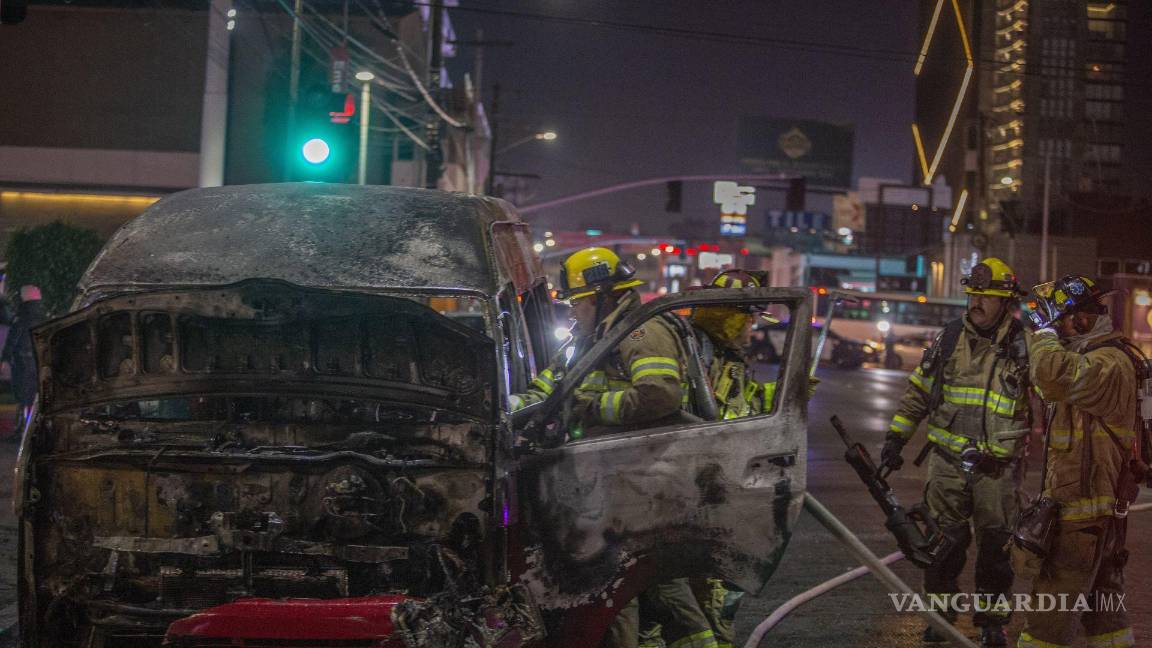 $!TIJUANA, BAJA CALIFORNIA, 12AGOSTO2022. Este día se registraron más de veinte carros incendiados incluyendo vehículos de transporte público en Tijuana, lo que ocasionó gran tráfico en toda la ciudad debido al cierre de calles y avenidas principales. También los negocios y plazas comerciales comenzaron a desalojar a los usuarios para cerrar sus puertas. Por su parte, el gobierno municipal anunció que están coordinados con el gobierno estatal y federal, así como con las fuerzas armadas, esto con el objetivo de salvar guardar la integridad de todos los tijuanenses. FOTO: OMAR MARTÍNEZ/ CUARTOSCURO.COM