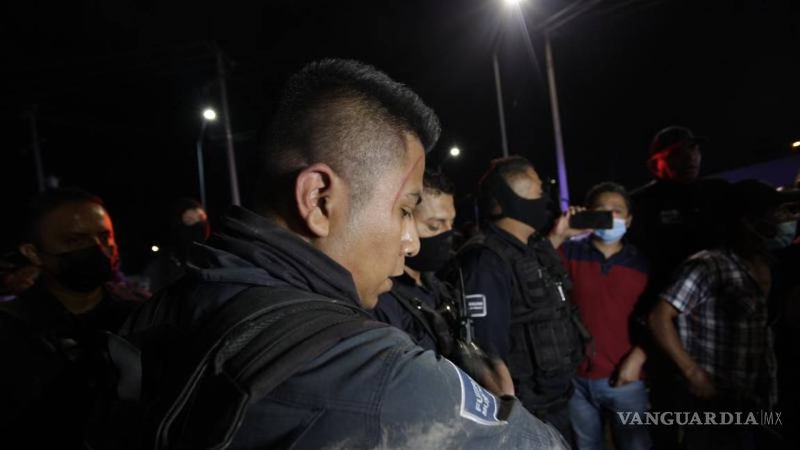 $!Taxistas golpearon al policía en repetidas ocasiones y lo dejaron malherido.