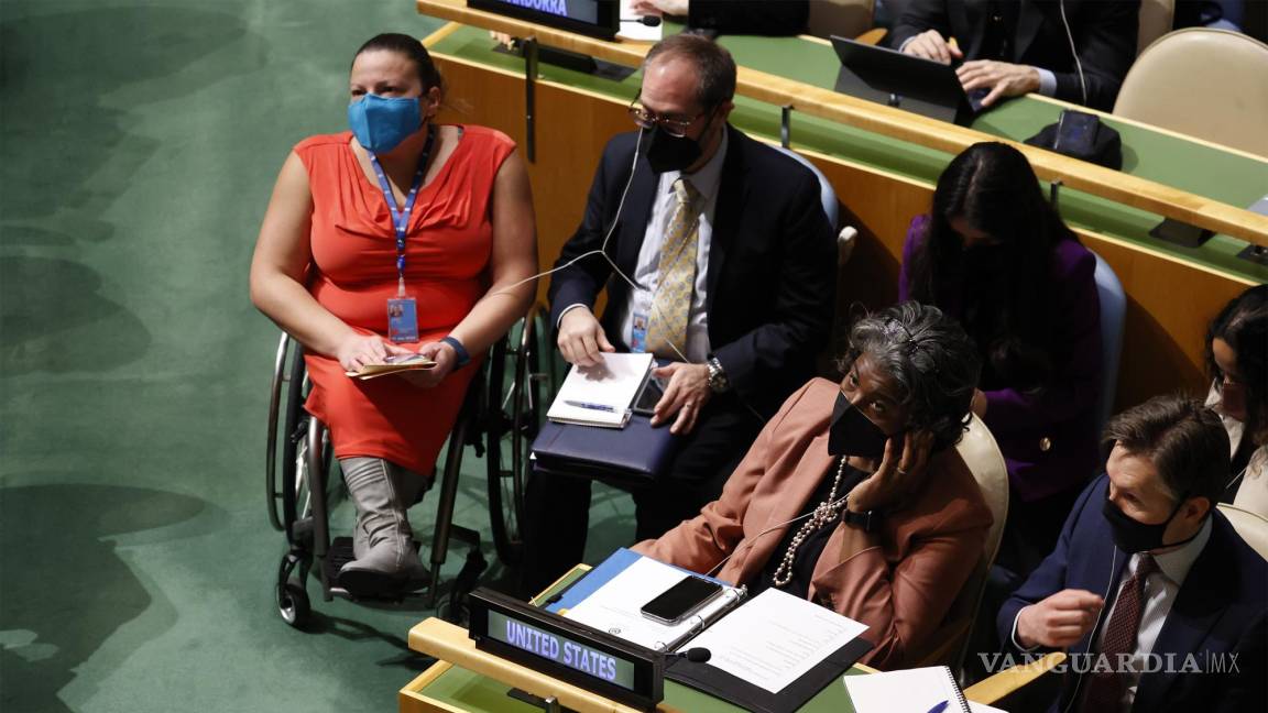 $!La Embajadora de EU ante la ONU, Linda Thomas-Greenfield (c), con su delegación en la Asamblea General de las Naciones Unidas durante en Sede de la ONU.
