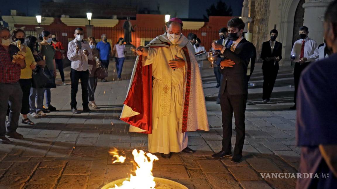 Celebran Vigilia Pascual en Catedral de Saltillo luego de dos años