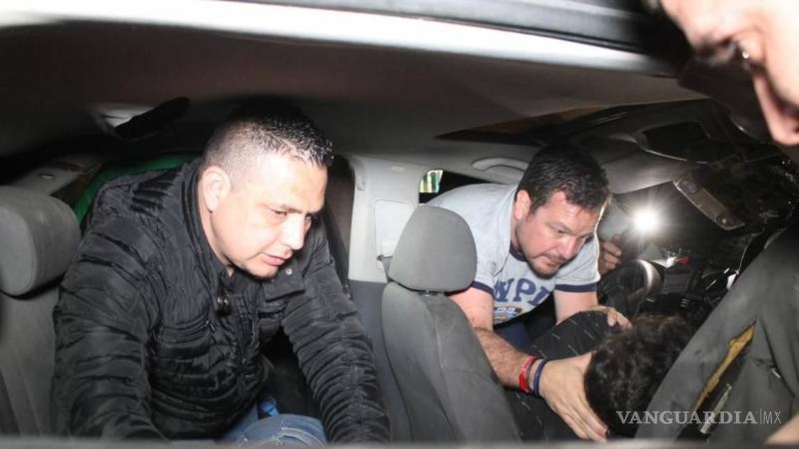 $!Los ocupantes del vehículo fueron atendidos en el lugar por elementos de la Policía Municipal.