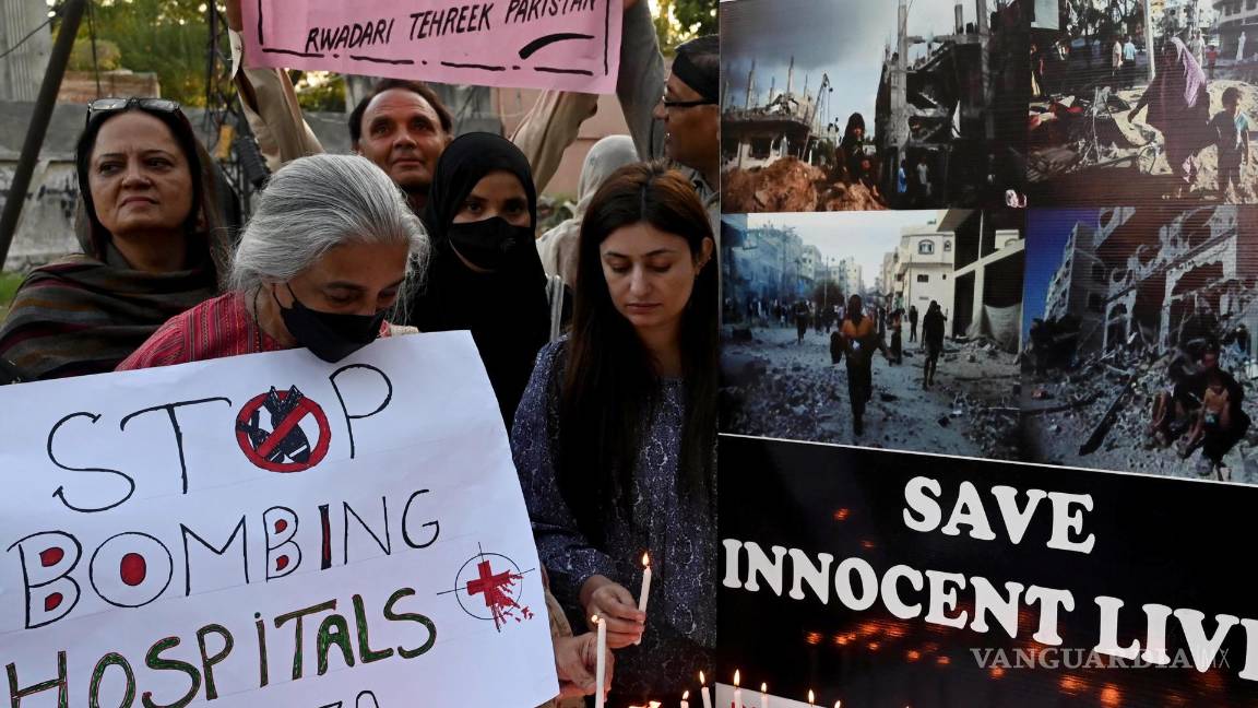 $!La gente enciende velas durante una vigilia celebrada en solidaridad con el pueblo palestino, tras un ataque a un hospital en la Franja de Gaza, en Lahore, Pakistán.