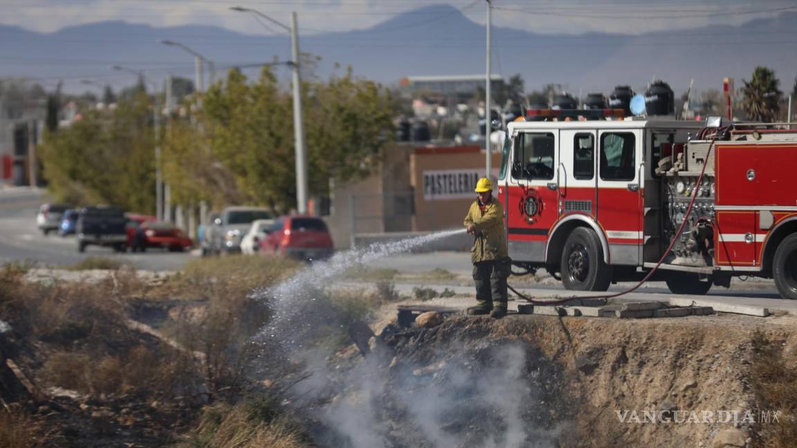 Alarma a vecinos incendio en arroyo al oriente de Saltillo; fuertes vientos complican labor de bomberos