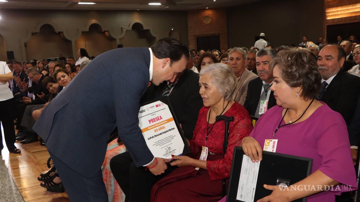$!Entre los homenajeados, cuatro docentes recibieron distinciones por medio siglo de servicio, una muestra de dedicación excepcional.