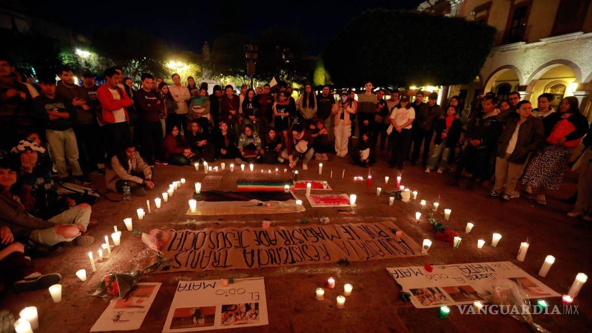 $!Activistas de la comunidad LGTBQ+ de Querétaro se concentraron en plaza de armas para honrar la memoria y exigir justicia por la muerte de Jesus Ociel Baena.