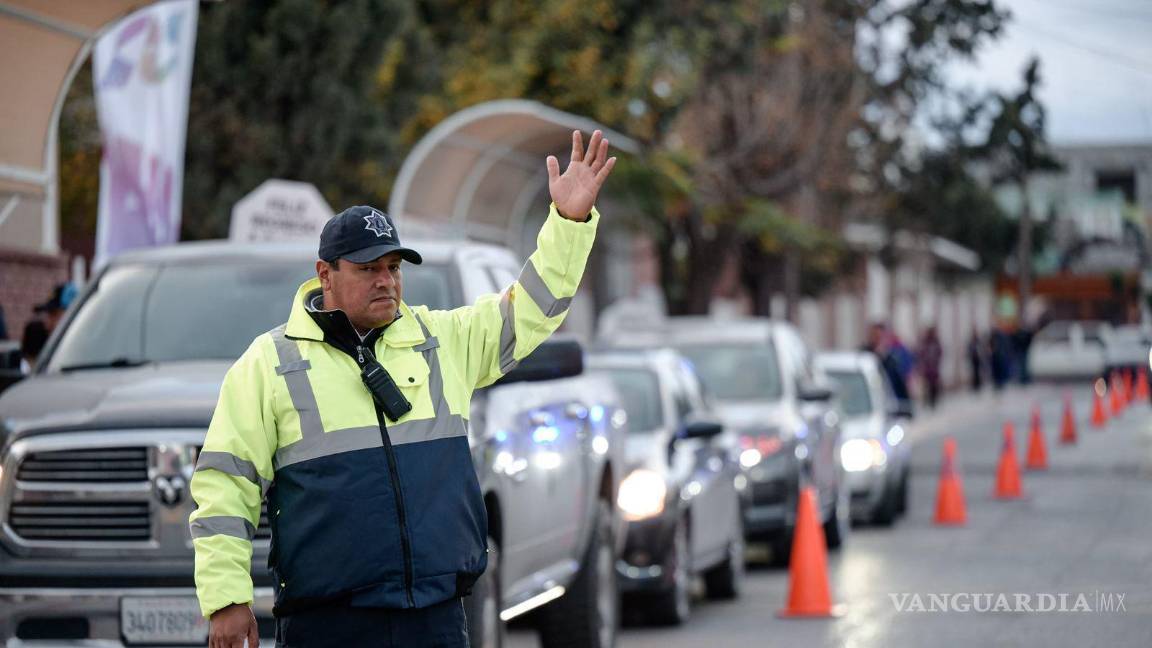 $!Policías preventivos y agentes de tránsito, vigilan las escuelas durante la hora de entrada y salida de los alumnos.