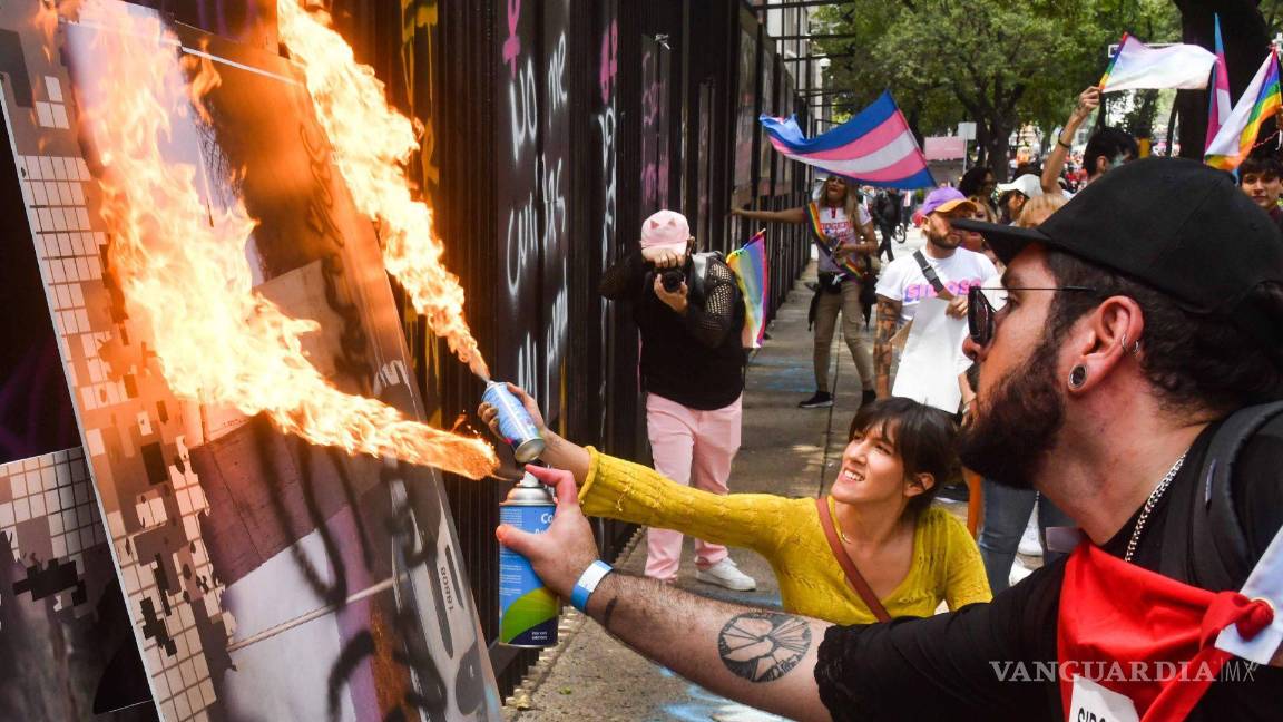 Integrantes de la marcha LGBTIQ+ queman exposición de Guardia Nacional