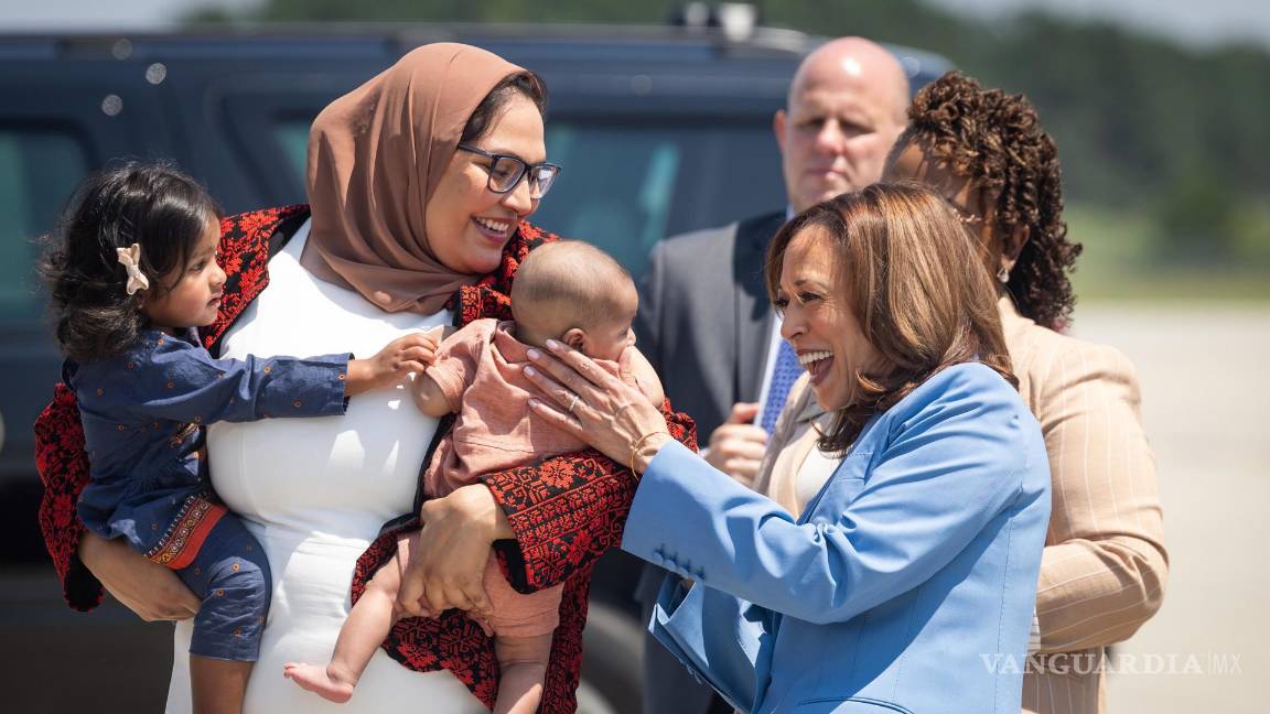 $!La vicepresidenta de Estados Unidos, Kamala Harris, llega al aeropuerto de Raleigh antes de su discurso en el Centro Hendrick en Raleigh, Carolina del Norte.