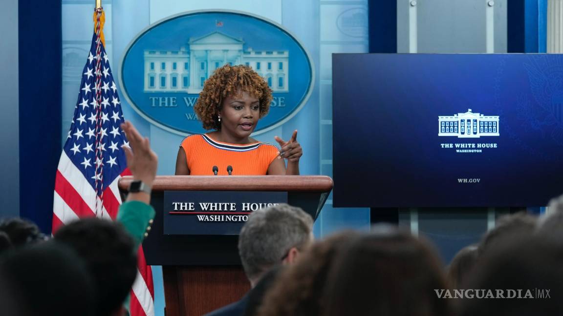$!La secretaria de prensa de la Casa Blanca, Karine Jean-Pierre, habla durante la sesión informativa diaria en la Casa Blanca en Washington.