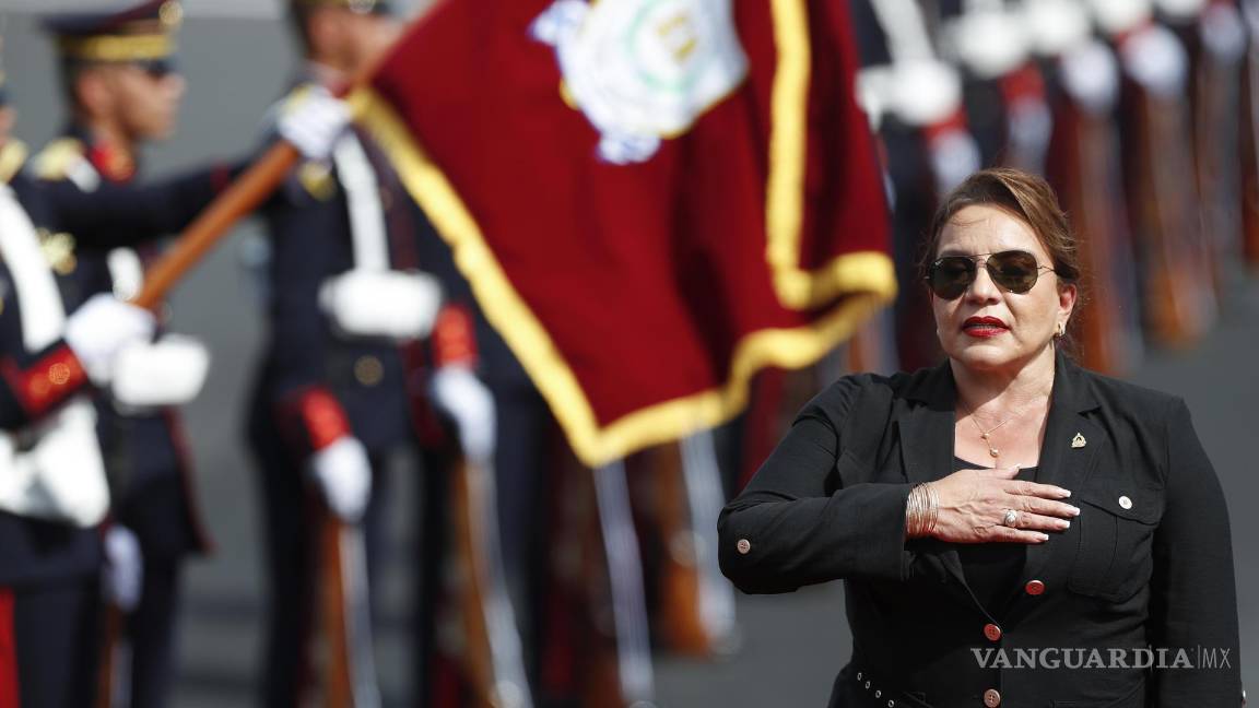 $!La presidente de Honduras, Xiomara Castro, llega al aeropuerto San Romero para la investidura de Nayib Bukele este viernes, en San Salvador (El Salvador).