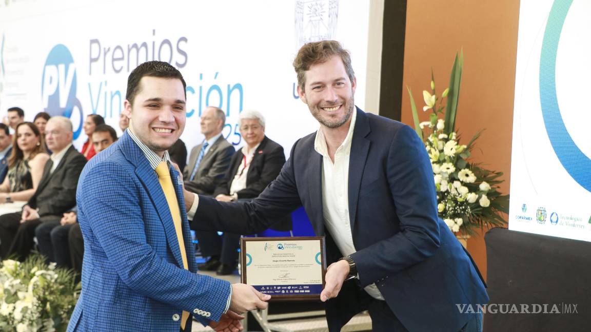 $!Hugo Duarte Ramos fue uno de los alumnos galardonados; recibe su reconocimiento de manos del rector de la Universidad Carolina.