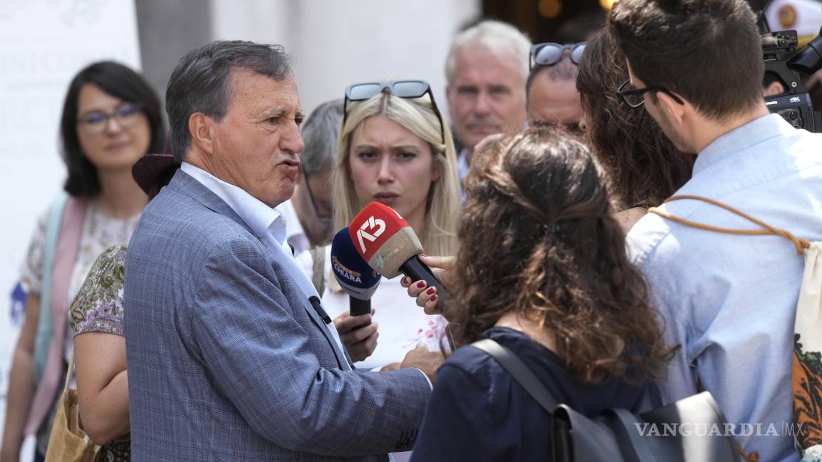 $!El alcalde de Venecia, Luigi Brugnaro, habla con periodistas en la Plaza de San Marcos, Venecia, Italia. El lugar en donde se llevará acabo la ceremonia principal no está confirmado por motivos de seguridad.