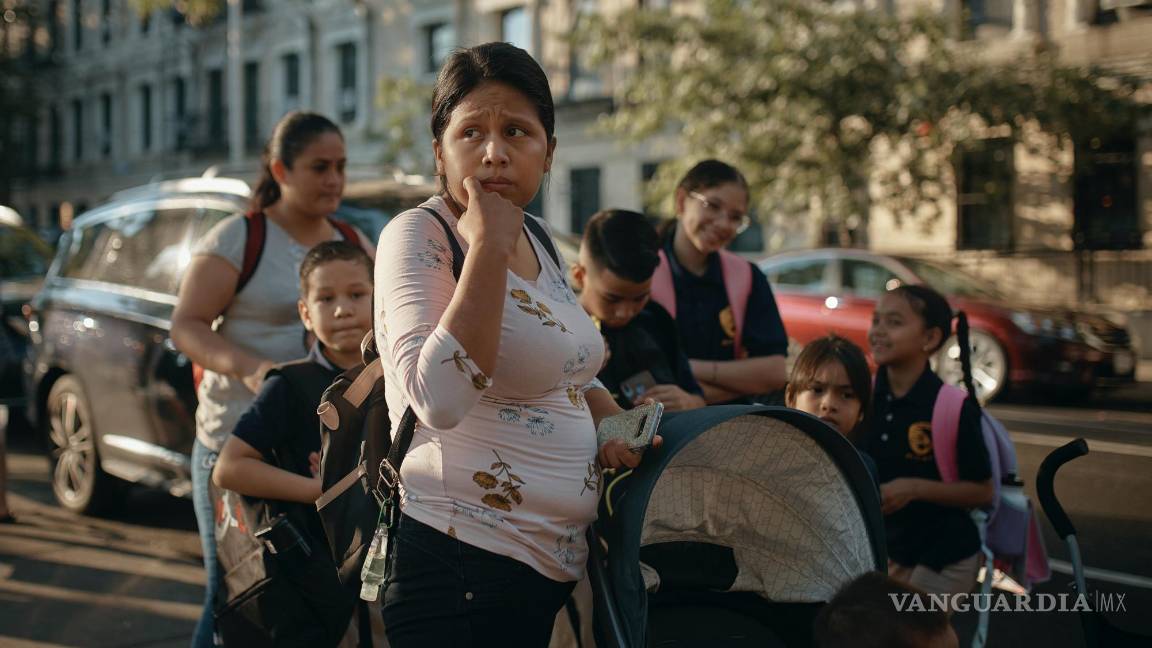 $!Kimberly Carchipulla mira hacia la escuela de su hijo Damien en Nueva York. Damien asiste a su primer día de clases; su familia emigró de Ecuador en junio.