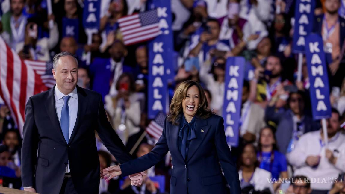 $!La candidata presidencial demócrata y vicepresidenta, Kamala Harris , y su esposo, el segundo caballero Doug Emhoff , en la Convención Nacional Demócrat.