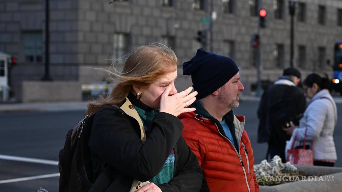 $!Una ex redactor de discursos de la USAID que fue despedido recientemente se seca una lágrima en Washington,