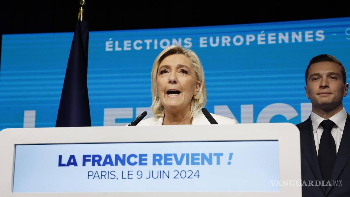 $!Marine Le Pen (i), líder del partido parlamentario Agrupación Nacional, pronuncia un discurso en París, Francia.