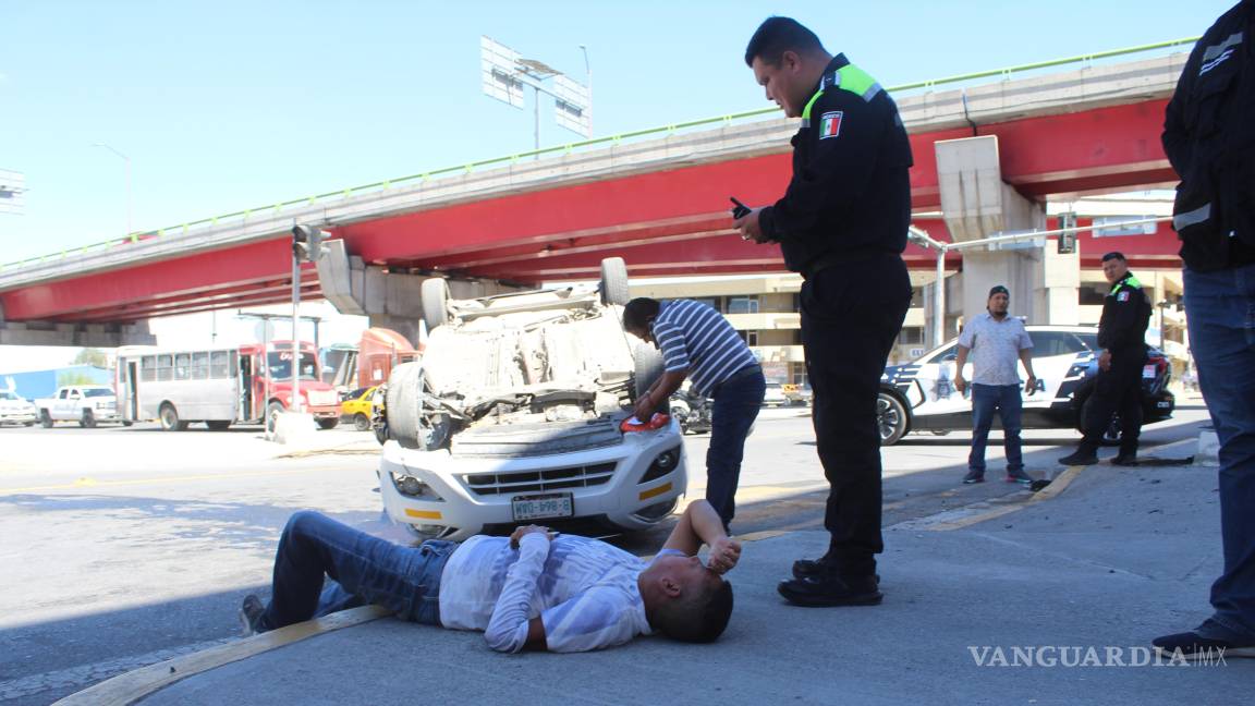 Taxista sufre volcadura bajo el distribuidor vial El Sarape, en Saltillo