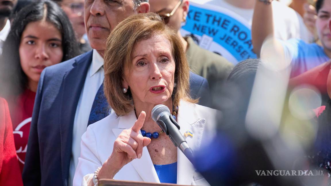 $!La representante Nancy Pelosi, demócrata por California, habla durante una protesta a favor de la ciudadanía por nacimiento frente a la Corte Suprema.