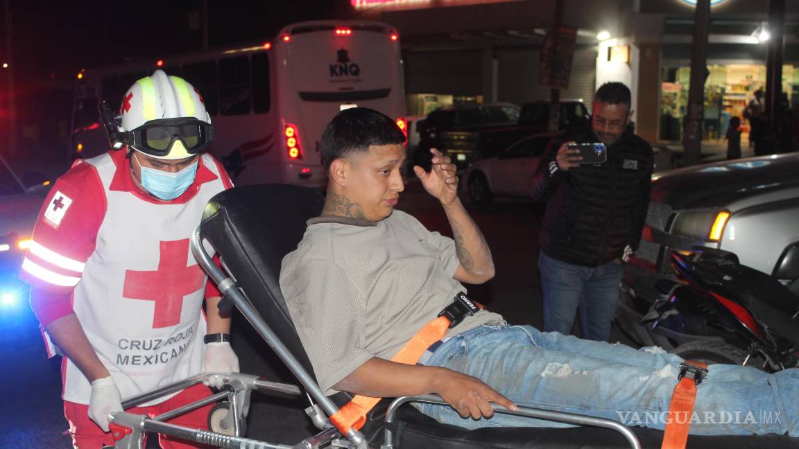 $!Bryan Alexander Martínez Díaz, de 19 años, resultó lesionado, pues lo tumbaron de la moto.